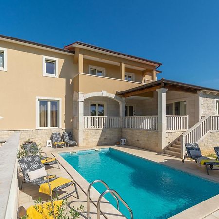Villa Mit Eingezaeuntem Garten Und Panoramablick Tinjan Екстериор снимка