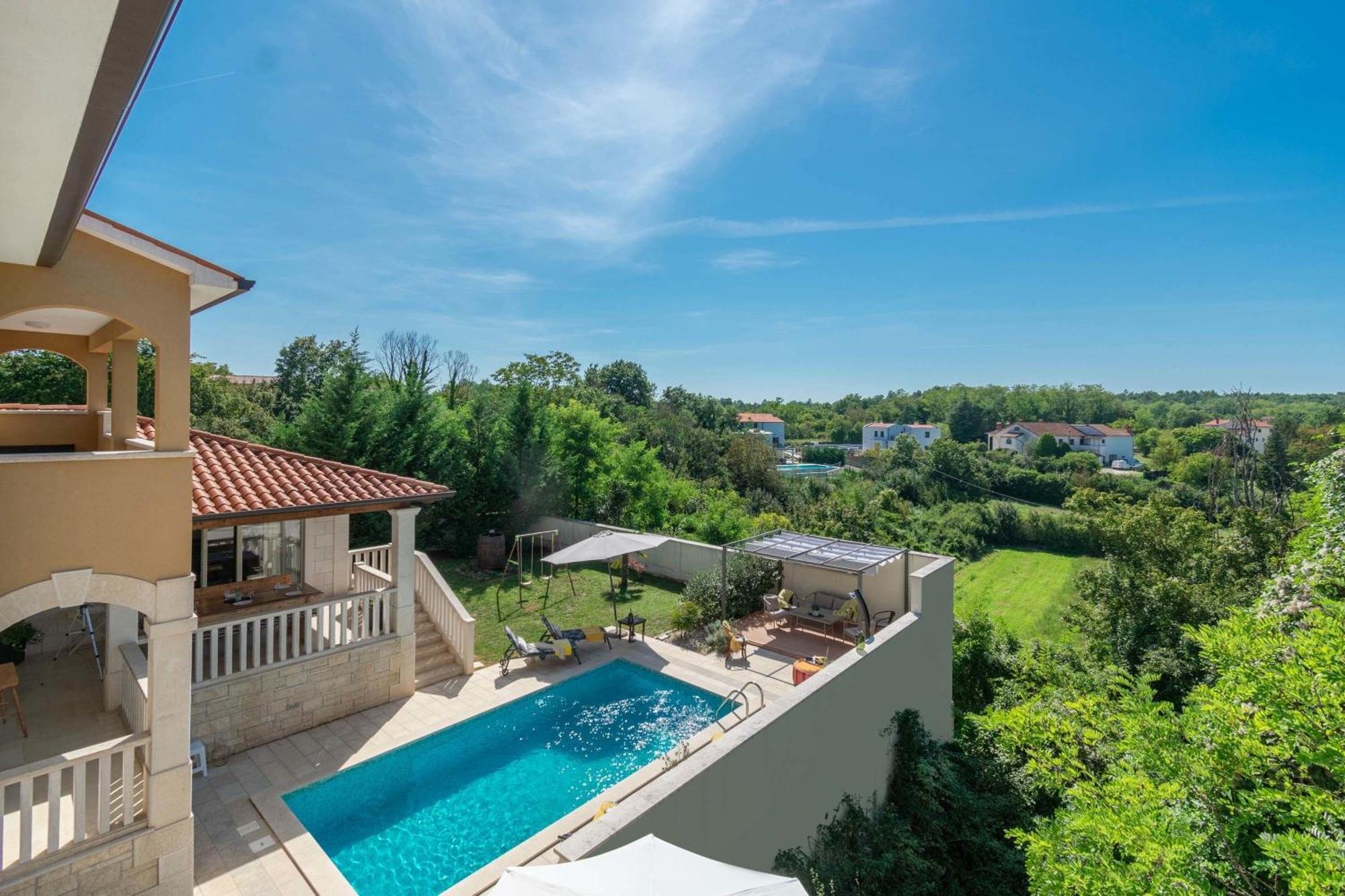 Villa Mit Eingezaeuntem Garten Und Panoramablick Tinjan Екстериор снимка