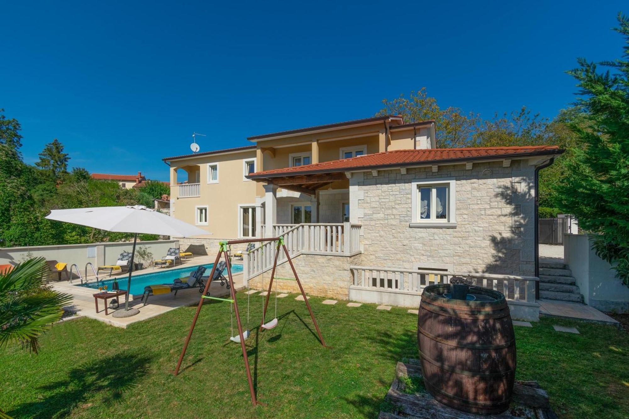 Villa Mit Eingezaeuntem Garten Und Panoramablick Tinjan Екстериор снимка