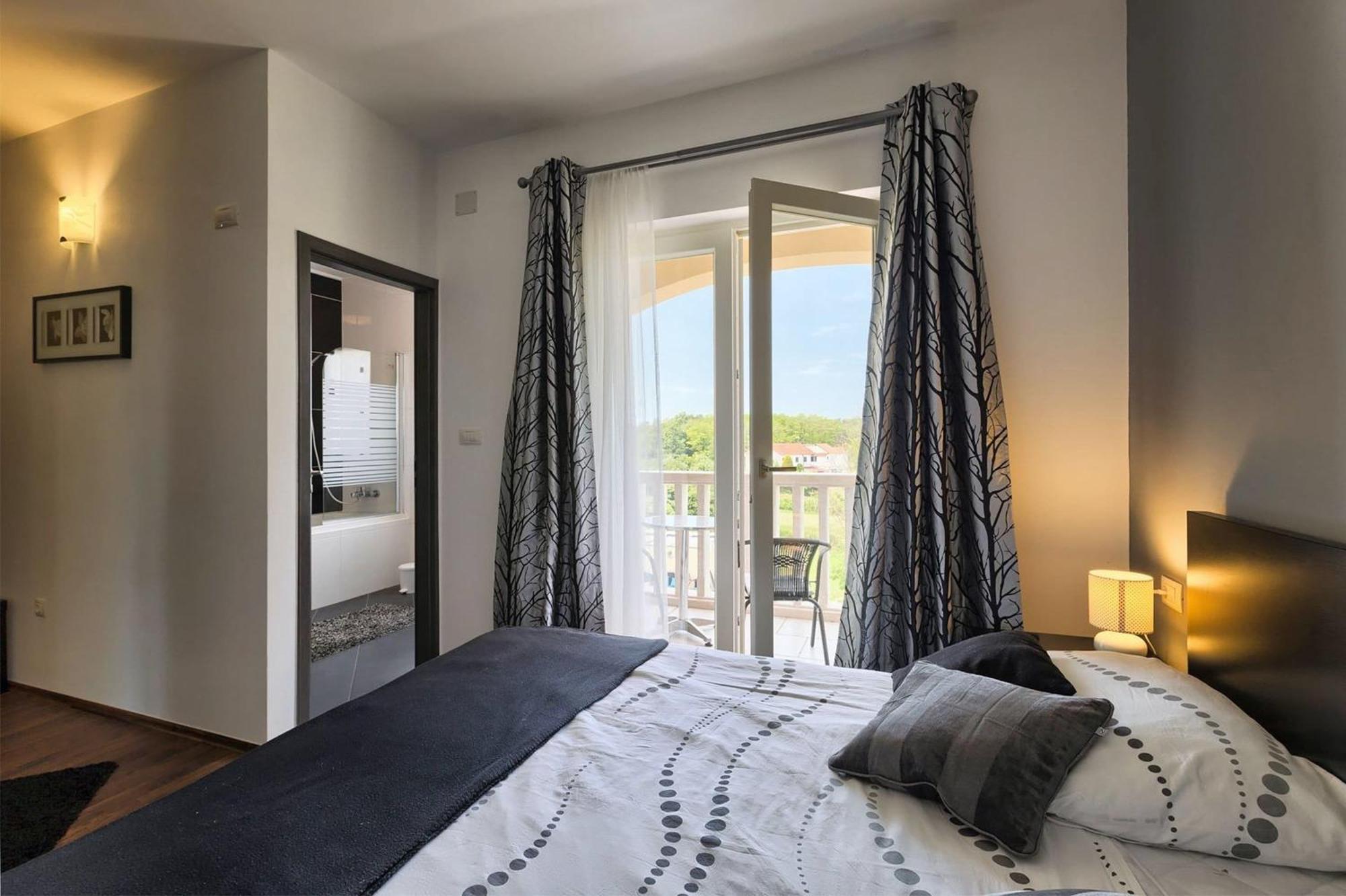 Villa Mit Eingezaeuntem Garten Und Panoramablick Tinjan Екстериор снимка