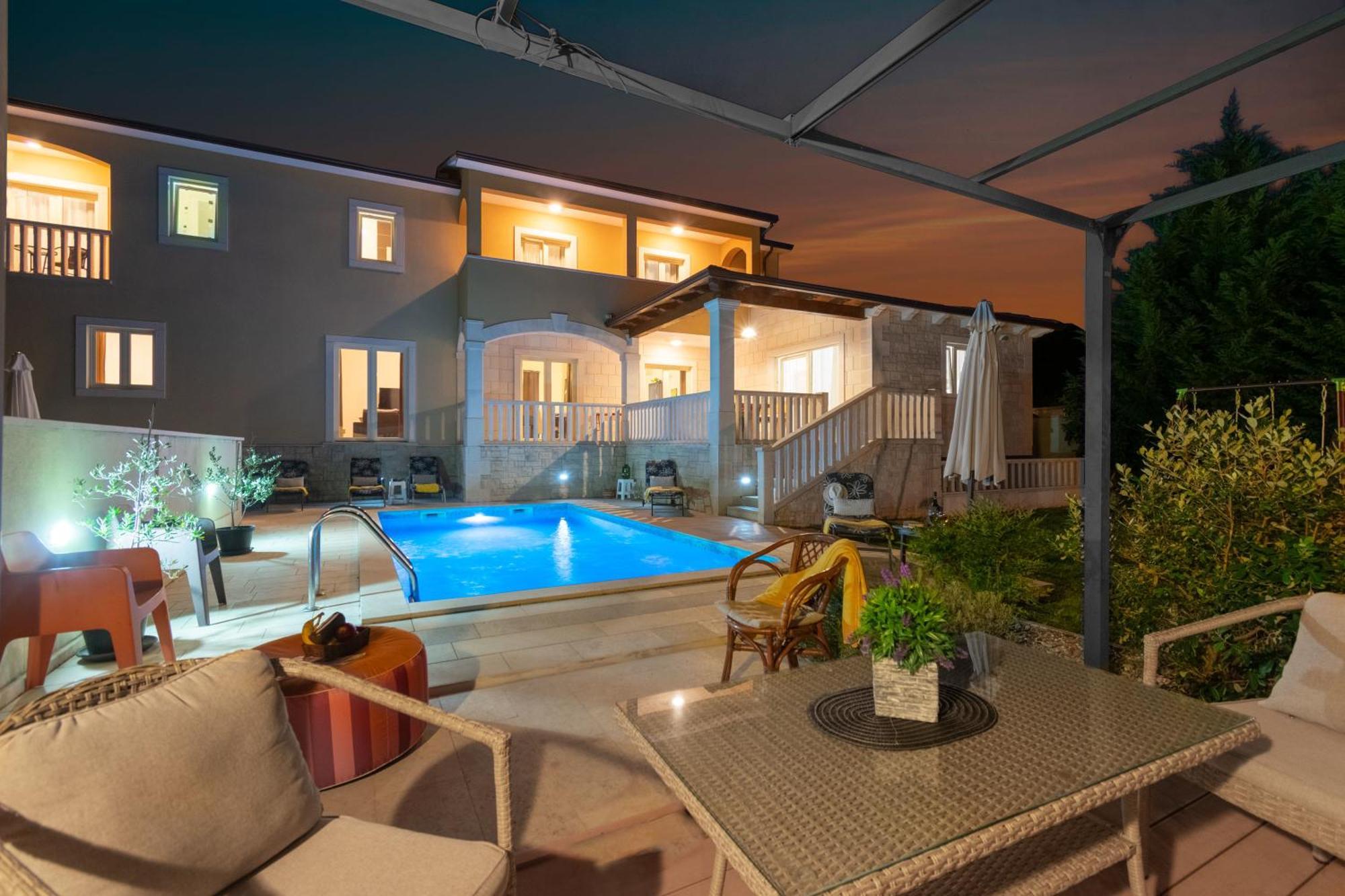 Villa Mit Eingezaeuntem Garten Und Panoramablick Tinjan Екстериор снимка