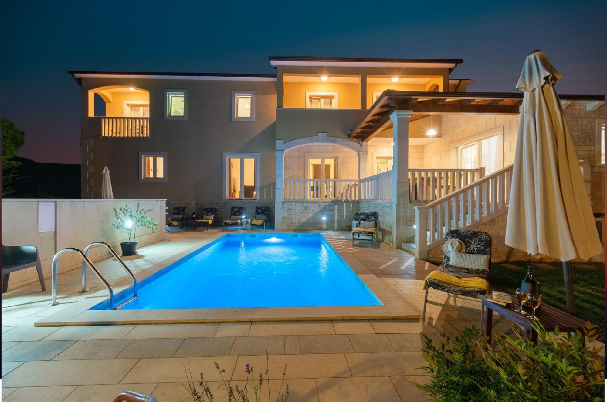 Villa Mit Eingezaeuntem Garten Und Panoramablick Tinjan Екстериор снимка