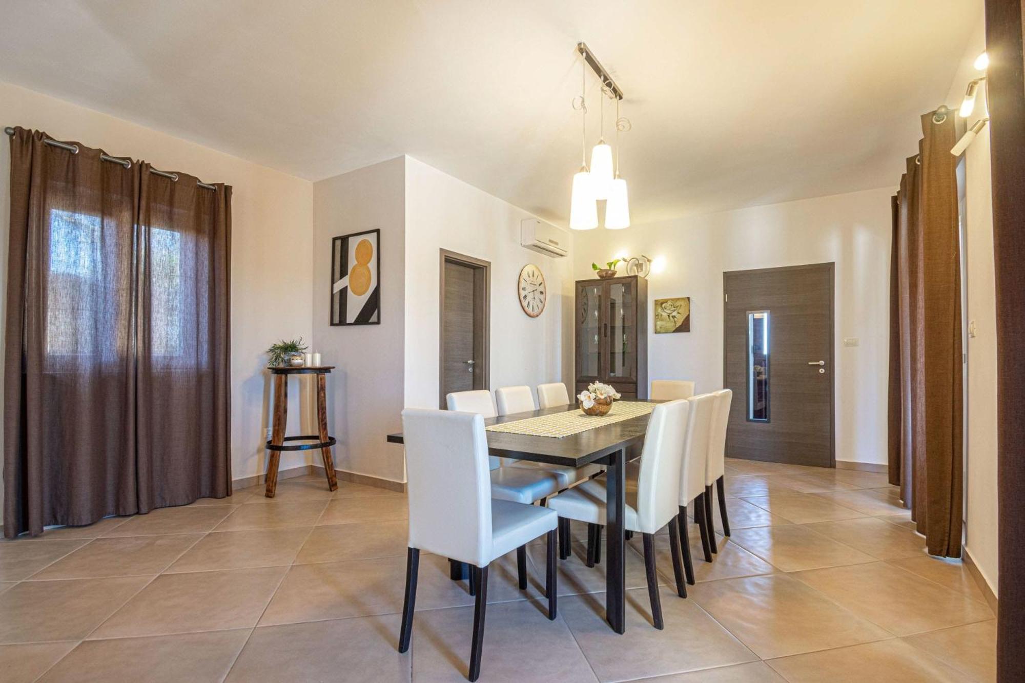 Villa Mit Eingezaeuntem Garten Und Panoramablick Tinjan Екстериор снимка
