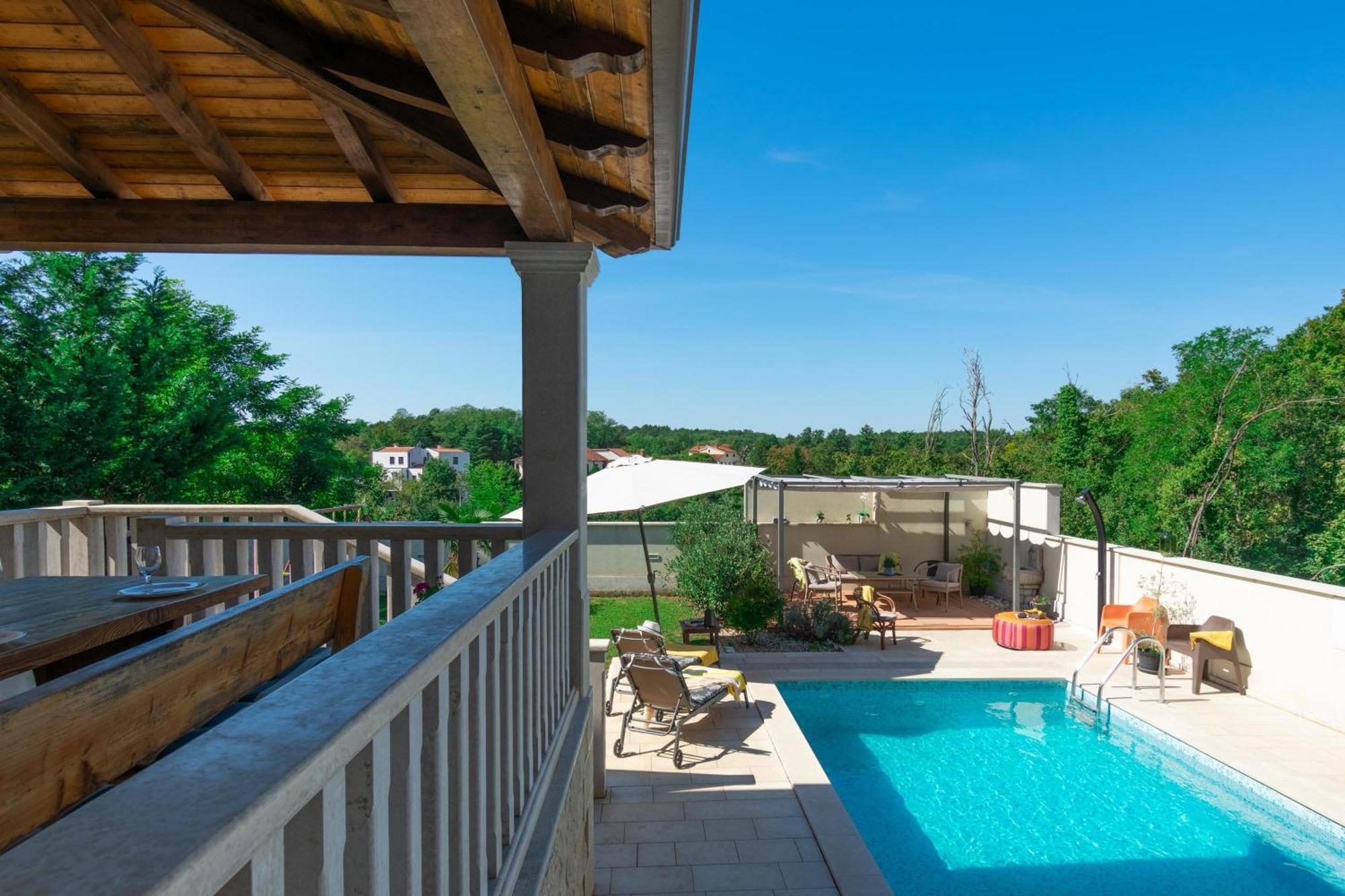 Villa Mit Eingezaeuntem Garten Und Panoramablick Tinjan Екстериор снимка