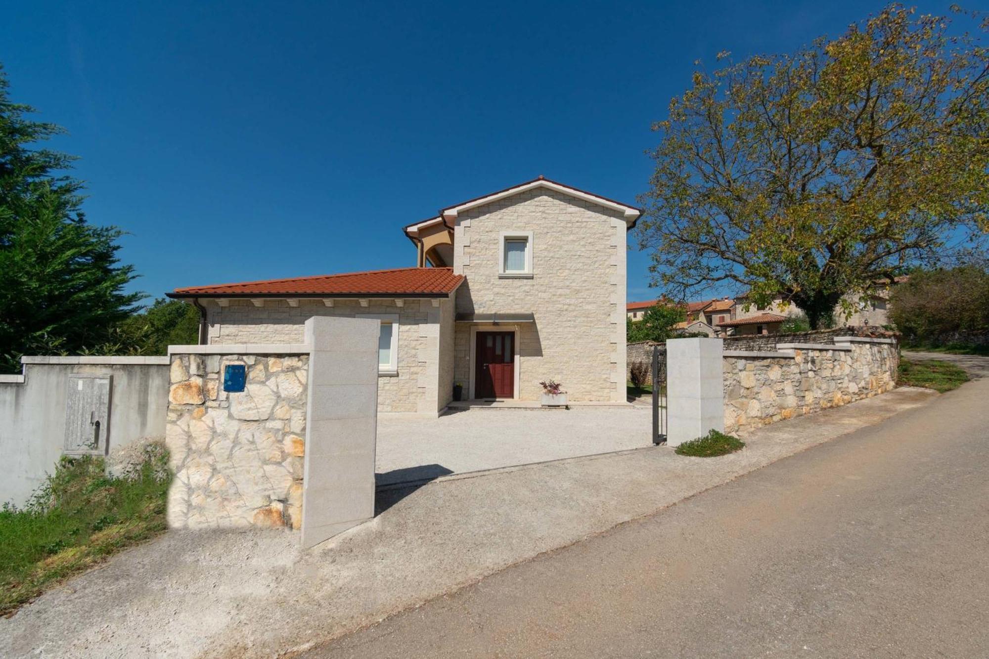 Villa Mit Eingezaeuntem Garten Und Panoramablick Tinjan Екстериор снимка